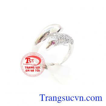 Nhẫn nữ cá heo cuốn hút, người ta thường tặng cho nhau những món quà với biểu tượng cá heo như một lời chúc đầy ấm áp về niềm vui, sức khỏe và hạnh phúc