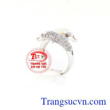 Không chỉ tô điểm cho vẻ đẹp nữ tính, lạc quan và trang nhã của người phụ nữ, trang sức cá heo còn là biểu tượng cho tình yêu và sự gắn kết, chung thủy giữa chàng trai và cô gái