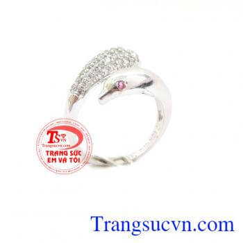 Nhẫn nữ mặt cá heo may mắn với thiết kế trẻ trung và hiện đại mang đến cho bạn một sản phẩm trang sức trẻ trung và đầy cuốn hút