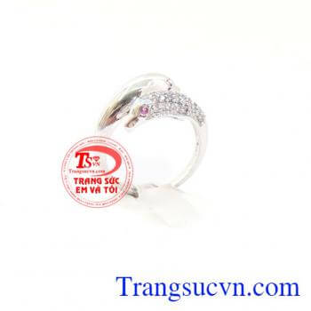 Nhẫn nữ cá heo cuốn hút, người ta thường tặng cho nhau những món quà với biểu tượng cá heo như một lời chúc đầy ấm áp về niềm vui, sức khỏe và hạnh phúc