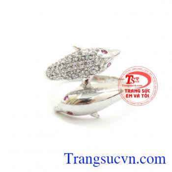 Trang sức với biểu tượng cá heo luôn là những sản phẩm nhận được nhiều sự yêu thích của nữ giới và trẻ em