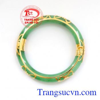 Hoa văn tinh tế là món quà ý nghĩa dành cho người ấy, mẹ, bà. Vòng bọc vàng quý phái