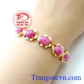 Chiếc Vòng Tay gắn đá hồng xinh cho nữ đeo đẹp, chất liệu vàng 10k kết hợp với những viên đá hồng đẹp tạo nên chiếc lắc tay tuyệt hảo. 