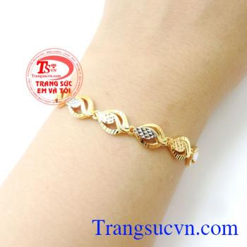 Lắc Vàng Tây 10k Cho Nữ Đẹp chế tác tinh xảo tạo nên một sản phẩm nữ trang hiện đại và trẻ trung giúp cho bạn gái thêm phần nữ tính. Chiếc Vòng Tay Nữ Sang Chảnh