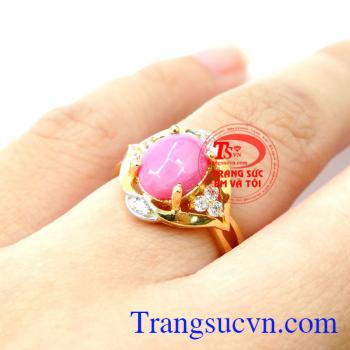 Chiếc Nhẫn Nữ Đá Hồng Xinh được thiết kế nhẹ nhàng đơn giản nhưng mang đầy vẻ sang trọng quý phái cho phái đẹp