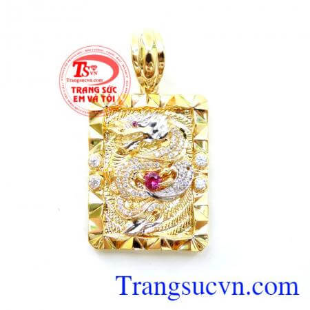 Mặt dây rồng vàng nam đeo cùng dây chuyền vàng và dây cao su bọc vàng