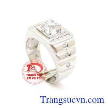 Nhẫn nam dấu chân tình yêu, chiếc nhẫn nam vàng trắng thiết kế theo kiểu dáng italy lấy ý tưởng từ bộ sưu tập Dấu chân tình yêu. Chiếc nhẫn tôn lên vẻ đẹp phóng khoảng của người đàn ông, vàng trắng 18k sang trọng. Chiếc nhẫn thời trang đẹp, lưu giữ những 