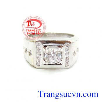 Nhẫn nam dấu chân tình yêu, chiếc nhẫn nam vàng trắng thiết kế theo kiểu dáng italy lấy ý tưởng từ bộ sưu tập Dấu chân tình yêu. Chiếc nhẫn tôn lên vẻ đẹp phóng khoảng của người đàn ông, vàng trắng 18k sang trọng. Chiếc nhẫn thời trang đẹp, lưu giữ những 