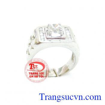 Nhẫn nam dấu chân tình yêu, chiếc nhẫn nam vàng trắng thiết kế theo kiểu dáng italy lấy ý tưởng từ bộ sưu tập Dấu chân tình yêu. Chiếc nhẫn tôn lên vẻ đẹp phóng khoảng của người đàn ông, vàng trắng 18k sang trọng. Chiếc nhẫn thời trang đẹp, lưu giữ những 