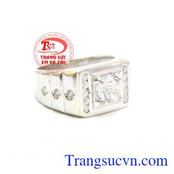 Nhẫn nam dấu chân tình yêu, chiếc nhẫn nam vàng trắng thiết kế theo kiểu dáng italy lấy ý tưởng từ bộ sưu tập Dấu chân tình yêu. Chiếc nhẫn tôn lên vẻ đẹp phóng khoảng của người đàn ông, vàng trắng 18k sang trọng. Chiếc nhẫn thời trang đẹp, lưu giữ những 