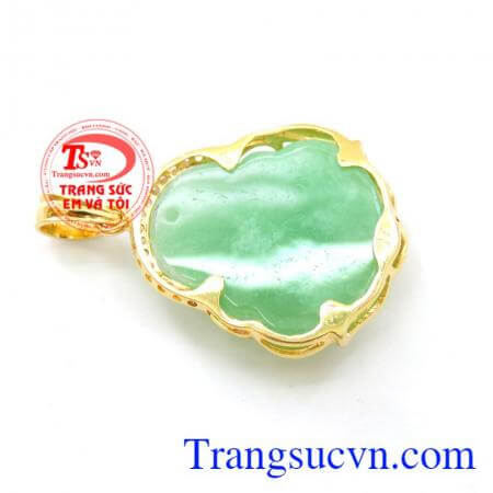 Và con người tin rằng nụ cười nội tâm của vị Bồ Tát này mạnh tới mức nó luôn tỏa sáng trên khuôn mặt hiền từ