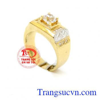 Các trang sức bằng đá quý như ngọc bích và kim cương là mảnh đất màu mỡ cho phụ nữ, nhưng phái mạnh thì không. Đàn ông thích hợp hơn với các trang sức có tính kim loại. Chiếc nhẫn nam vàng 18k thiết kế tinh tế vô cùng sang trọng cho nam giới, là sự lựa ch