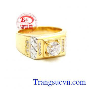 Các trang sức bằng đá quý như ngọc bích và kim cương là mảnh đất màu mỡ cho phụ nữ, nhưng phái mạnh thì không. Đàn ông thích hợp hơn với các trang sức có tính kim loại. Chiếc nhẫn nam vàng 18k thiết kế tinh tế vô cùng sang trọng cho nam giới, là sự lựa ch