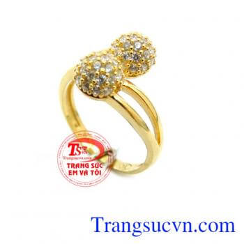 Chiếc Nhẫn Dior Vàng Độc Đáo Đẹp sang trọng nhưng không kém phần quý phái nhẫn được đính nhiều đá nhỏ lung linh tạo nên vẻ đẹp cho sản phẩm sẽ khiến bàn tay nhỏ xinh của nữ chủ nhân thon thả.