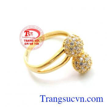 Chiếc Nhẫn Dior Vàng Độc Đáo Đẹp sang trọng nhưng không kém phần quý phái nhẫn được đính nhiều đá nhỏ lung linh tạo nên vẻ đẹp cho sản phẩm sẽ khiến bàn tay nhỏ xinh của nữ chủ nhân thon thả.