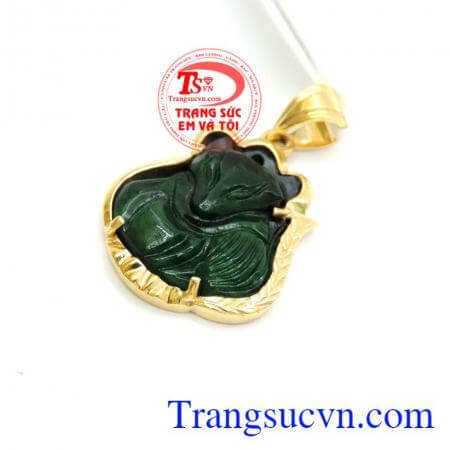 Còn đeo mặt đá ngọc cẩm thạch hồ ly lại có thể đem lại may mắn và như ý trong tình duyên. Mặt hồ ly an lành