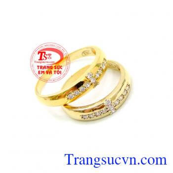 Cặp Nhẫn Cưới Tình Yêu Thiên Chúa thiết kế đơn giản tinh tế kết hợp với sự khéo léo để trang trí thêm cho chiếc nhẫn với những viên đá nhỏ lung linh cách điệu đính đá CZ trên thân nhẫn như mong muốn hạnh phúc đôi lứa sau hôn nhân