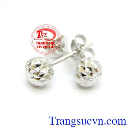 Một biểu tượng của vẻ đẹp đơn giản cổ điển và vẫn rất thanh tao lộng lẫy một cách kín đáo. Hoa Tai Dior Vàng Trắng Tinh Tế