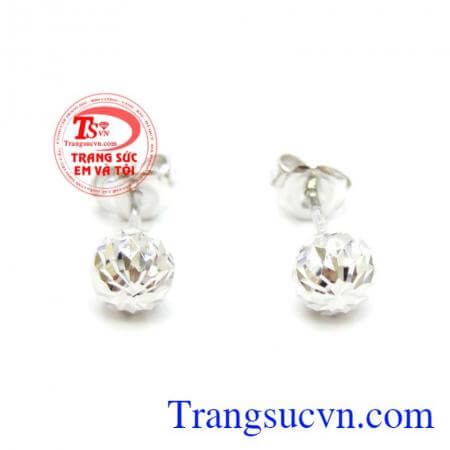 Hoa Tai Dior là biểu tượng của sự cao quý sang trọng đồng thời còn là biểu tượng của may mắn niềm vui và chung thủy.