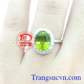 Nhẫn nữ peridot 18k, nhẫn peridot xanh thời trang, nhẫn nữ vàng trắng 18k đính đá peridot sang trọng cho phái nữ, chiếc nhẫn tôn lên vẻ đẹp vô cùng cao quý và quyến rũ, là món quà ý nghĩa dành cho người phụ nữ của bạn