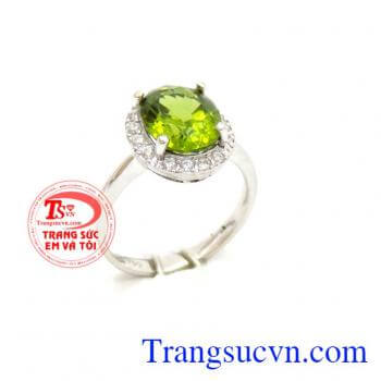 Nhẫn nữ peridot 18k, nhẫn peridot xanh thời trang, nhẫn nữ vàng trắng 18k đính đá peridot sang trọng cho phái nữ, chiếc nhẫn tôn lên vẻ đẹp vô cùng cao quý và quyến rũ, là món quà ý nghĩa dành cho người phụ nữ của bạn