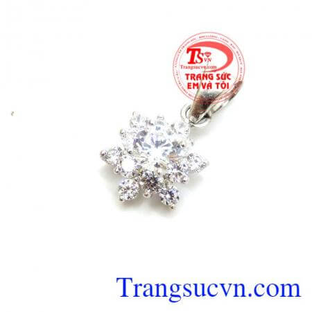 Mặt dây chuyền vàng trắng 18k hợp với tất cả các mệnh, mặt dây chuyền vàng trắng 18k xinh xắn sang trọng cho phái nữ, đem lại sự trẻ trung và cuốn hút
