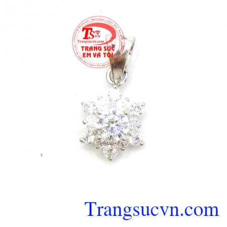 Mặt nữ vàng trắng hoa 18k, Dây chuyền là một trong những loại trang sức yêu thích của phụ nữ, đặc biệt là những sợi dây chuyền có mặt.