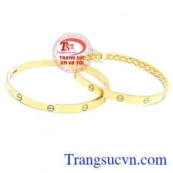 Một nhà thiết kế trẻ của Cartier vốn là thị dân New York gốc Ý. Vòng tay catier tình yêu bất diệt
