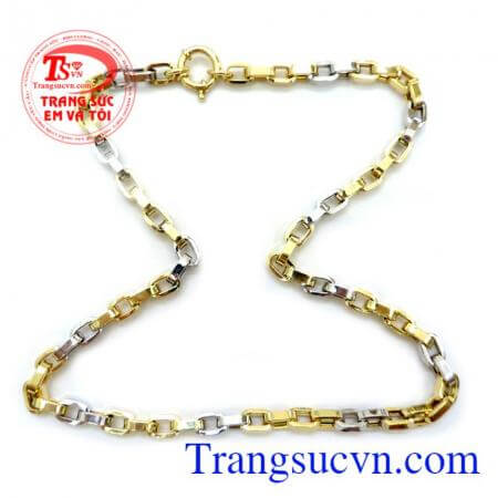 Dây chuyền vàng có thể kết hợp với những bộ trang phục mà mình yêu thích mang lại phong cách trẻ trung và hiện đại
