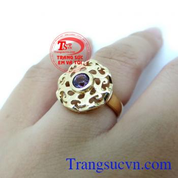 Nhẫn Nữ Thạch Anh Tím Hoa Văn Quyền Quý chất lượng cao. Nhẫn Nữ Thạch Anh Tím Hoa Văn Quyền Quý, nhẫn nữ vàng tây, nhẫn nữ đẹp, nhẫn nữ gắn đá thạch anh tím thiên nhiên