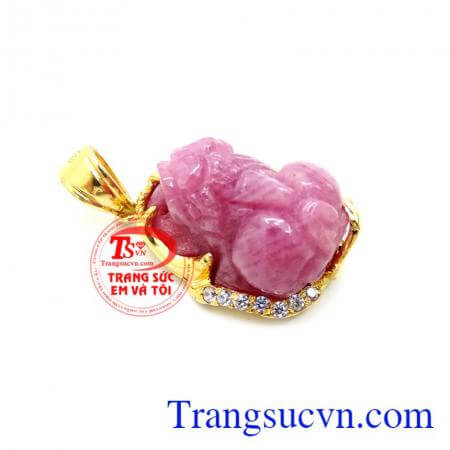 Mặt nữ quý phái, mặt tỳ hưu phong thủy, mang lại may mắn tiền tài, đá ruby thiên nhiên thể hiện vẻ đẹp trường tồn với thời gian. Mặt Dây Tỳ Hưu Nữ 10k