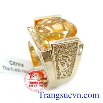 Thạch anh vàng(citrine)tượng trưng cho tài lộc phú quý nên được gọi là viên đá kinh doanh, thường được các chủ kinh doanh để ngay tại bàn làm việc hay quầy thu ngân, làm mặt nhẫn mặt dây chuyền để thu hút may mắn tài lộc Nhẫn Nam Đá Thạch Anh Vàng