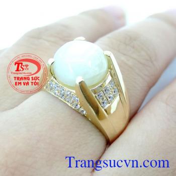Và đặc biệt, sự bền chắc của Sapphire rất thích hợp dùng cho trang sức mùa cưới biểu hiện cho tình yêu vĩnh cửu, và niềm hy vọng vào hạnh phúc. Nhẫn Nam Saphire Phong Thủy