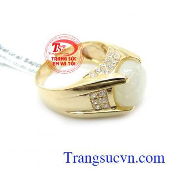 Và đặc biệt, sự bền chắc của Sapphire rất thích hợp dùng cho trang sức mùa cưới biểu hiện cho tình yêu vĩnh cửu, và niềm hy vọng vào hạnh phúc. Nhẫn Nam Saphire Phong Thủy