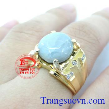 Nhẫn nam vàng 14k gắn đá đá quý Saphire thiên nhiên. Sản phẩm có giấy kiểm định kèm theo. Bảo hành 1 năm. Giao hàng toàn quốc thanh toán an toàn.