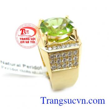 Viên đá chủ là đá Peridot màu xanh lá góp phần tạo nên sự tươi trẻ và tinh tế, mới lạ