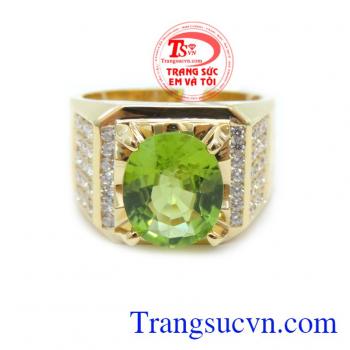 Viên đá chủ là đá Peridot màu xanh lá góp phần tạo nên sự tươi trẻ và tinh tế, mới lạ