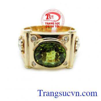 Nhẫn Nam với thiết kế mới đơn giản, tinh tế kết hợp viên Peridot màu xanh lá trẻ trung và tràn trề nhựa sống