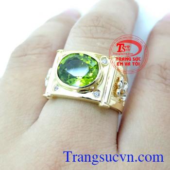 àu đá hợp cho người mệnh Hỏa, mệnh Mộc mang đến sự may mắn, khỏe mạnh và tài lộc cho chủ nhân đeo nhẫn…Peridot tượng trưng cho tài hùng biện và khả năng thuyết phục