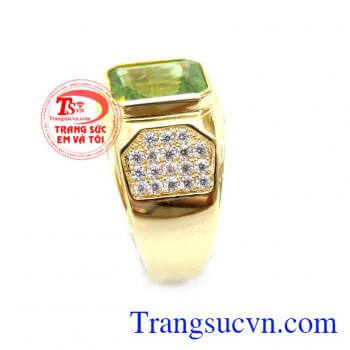 Màu xanh lá của đá Peridot là màu của tự nhiên – tượng trưng cho sức sống và niềm hi vọng, thể hiện ước mơ về một thế giới xanh tươi, yên bình