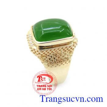 Đeo nhẫn đá ngọc Nephrite sẽ có tác dụng giúp làm cho mối quan hệ của bạn với cấp trên và đồng nghiệp trở nên suôn sẻ. Cho phái mạnh vẻ sang trọng và lịch lãm