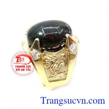 Đá quý Opal rất hợp với tuổi Tỵ, bởi Opal tượng trưng cho quyền lực lãnh đạo, trí tuệ minh mẫn, sự may mắn, là ngọn đuốc dẫn đường, soi rọi cho sức mạnh từ nội tâm