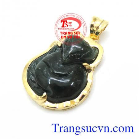 Đá Ngọc Bích là biểu tượng của chòm sao Thất Nữ. Đá Ngọc Bích tăng cường sức mạnh thể chất và kéo dài tuổi thọ. Mặt Hồ Ly Ngọc Bích Bọc Vàng 14K