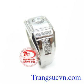 Nhẫn nam thiết kế kiểu dáng đường nét phóng khoáng, thể hiện cá tính mạnh mẽ, bản lĩnh của người đàn ông. Chiếc nhẫn nam vàng trắng đơn giản mà sang trọng