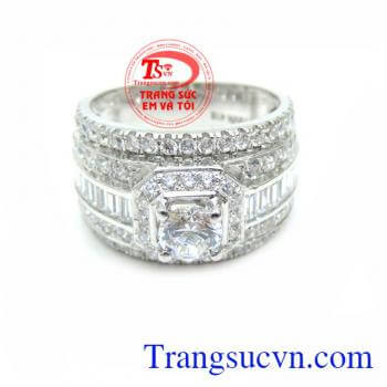Nhẫn Nam vàng trắng 10k thiết kế sang trọng phù hợp với phong cách cá tính của người đàn ông đeo hợp thời trang mang lại vẻ đẹp sang trọng phong cách nam tính, đính đá độc đáo tao nên sự khác biệt tinh tế giúp bạn nam thêm tự tin thể hiện cá tính