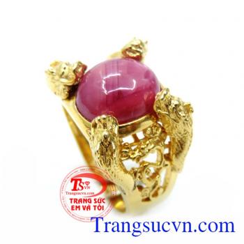 Với thiết kế tinh xảo bốn đầu rồng châu vào viên đá ruby thể hiện vẻ mạnh mẽ phong cách phái mạnh. Sản phẩm uy tín chất lượng giao hàng toàn quốc Nhẫn Nam Tứ Long Ngậm Đá Ruby 10K
