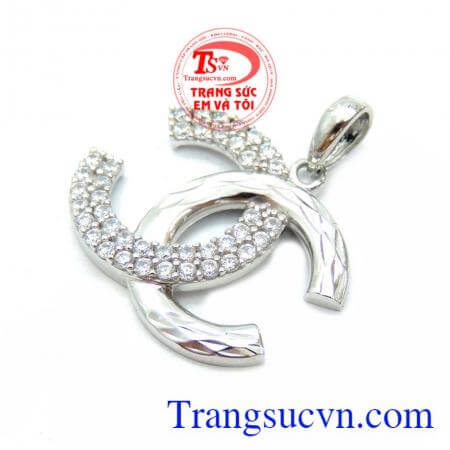 Mặt dây chuyền vàng trắng 18k hợp với tất cả các mệnh, mặt dây chuyền vàng trắng 18k xinh xắn sang trọng cho phái nữ, đem lại sự trẻ trung và cuốn hút.