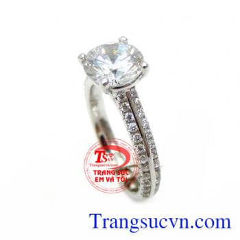 chiếc nhẫn nữ đính đá thiết kế tinh tế , vàng trắng 18k sáng, sang trọng, bền màu thể hiện nét quyễn rũ và quyền lực của phái đẹp.