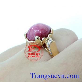 Màu đỏ của Ruby tượng trưng cho sự ấm áp và rực lửa. nó luôn là màu của đam mê, nóng bỏng, quyền lực. Chiếc nhẫn Ruby thể hiện tình yêu đầy đam mê mà con người dành cho nhau.