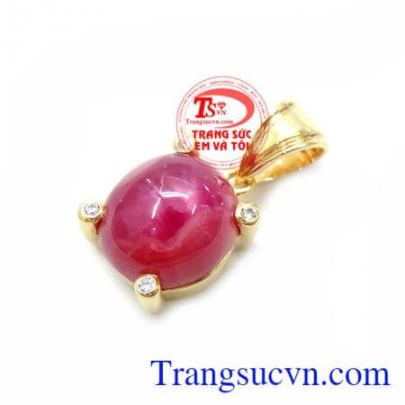 Có được viên ngọc Ruby là có được sức khoẻ, hạnh phúc, may mắn, sự quyết đoán, gạt bỏ được những cuồng vọng, ngăn cản được các lỗi lầm và bảo vệ chủ nhân được an toàn trước những phong ba bão táp của thiên nhiên cũng như cuộc đời. Mặt Dây Chuyền Đá Ruby T